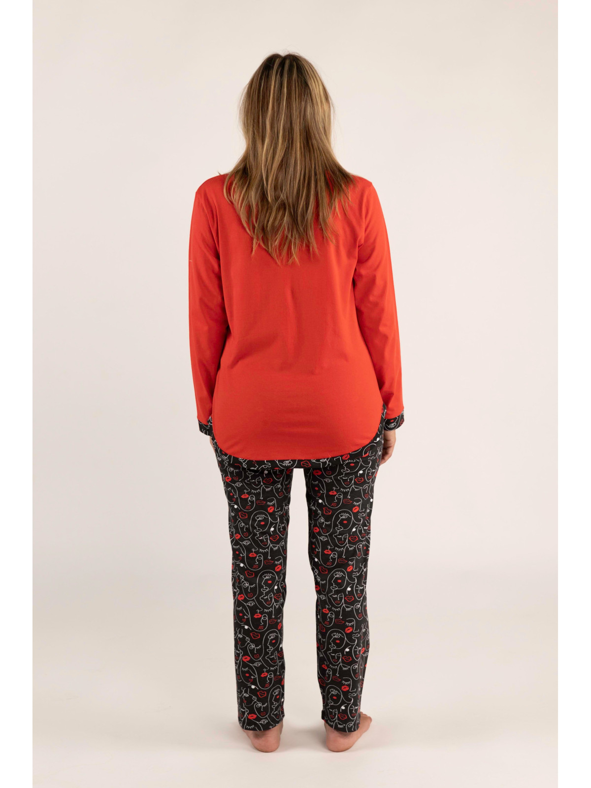 Pyjama haut uni rouge  et bas noir imprimé « Be yourself »